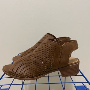UNR8ED brown size 5 (fits like 7.5) low heeled enclosed shoes.